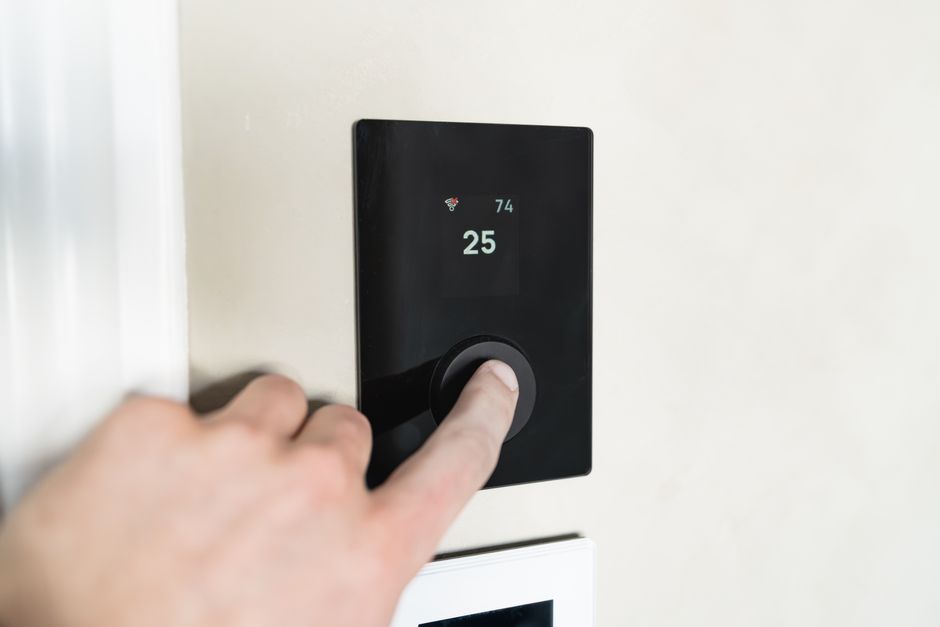 Adjusting smart home thermostat